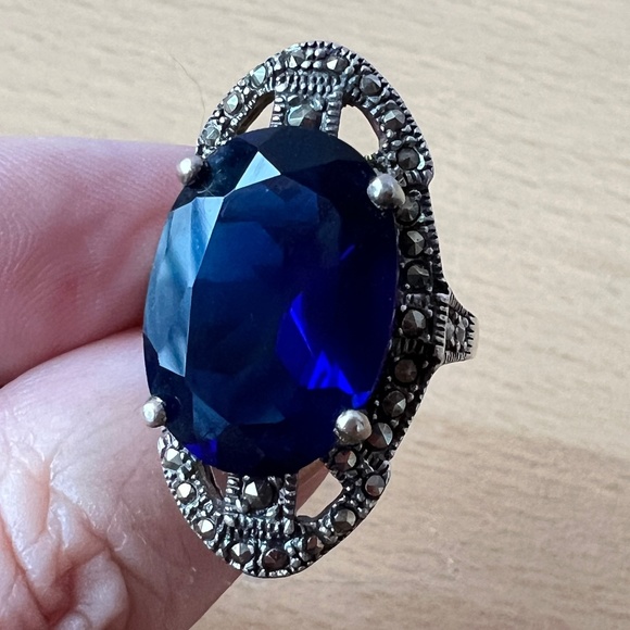 VINTAGE LARGE OVAL SAPPHIRE BLUE CRYSTAL & MARCASITE RING 925 STERLING SILVER
